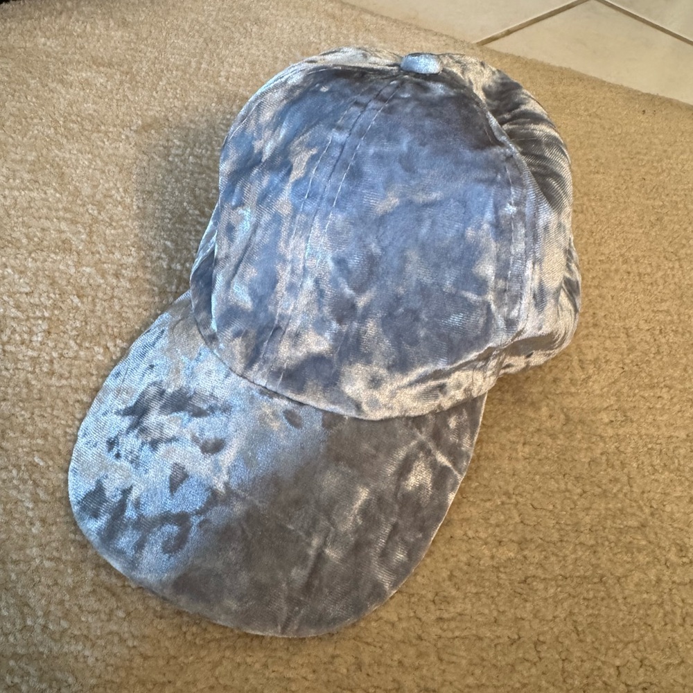 Do Everything in Love Velvet Cap in Silver and White